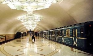 Bakı metrosunda həyacan: 26 yaşlı gəns özünü qatar yoluna atıb – VİDEO