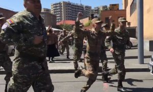 Erməni hərbçilər hərbi hissədən belə qaçdılar – Video