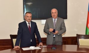 Zakir Fərəcova Həmkarlar İttifaqının döş nişanı təqdim edilib