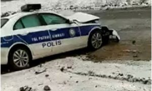 Şuşa yol polisinin rəisi qəzaya düşdü, iki nəfər öldü – Video
