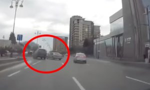 Bakıda “Mercedes” sürücüsü “Lexus”u qəzaya salıb qaçdı – REAL VİDEO