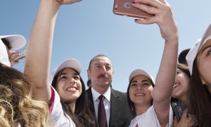 Gənclər prezidentlə selfi çəkdirdi – Fotolar