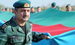 General 2 kilometrlik bayraq daşıdı – Fotolar