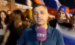 DÇ-2018: Rus qız canlı yayımda azərbaycanlı aparıcını öpdü – VİDEO
