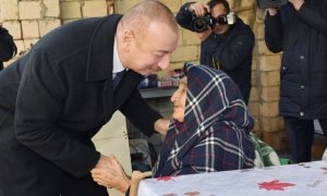 Prezident evi dağılan qadının əlindən öpdü – Video
