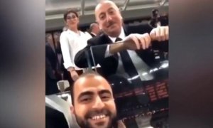 Prezident onunla selfi çəkmək istəyən gəncə yaxınlaşdı – Video