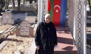 Polad Həşumovun anası Rəsulzadənin məzarını ziyarət edib