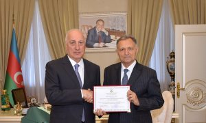 Zakir Fərəcov Hümbət Quliyevi 70 illik yubileyi münasibətilə təbrik edib