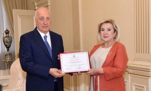 Mətanət Məhərrəmova 65 illik yubileyi münasibətilə təltif olunub