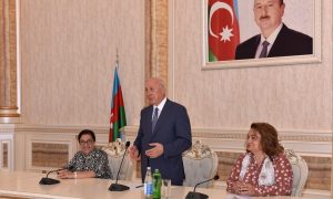 Zakir Fərəcov Hicran Hüseynovanı 70 illik yubileyi münasibətilə təbrik etdi – FOTO