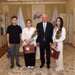 Zakir Fərəcov universitetə qəbul olan şəhid övladları ilə görüşüb