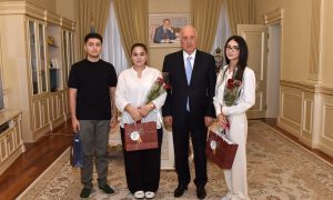 Zakir Fərəcov universitetə qəbul olan şəhid övladları ilə görüşüb