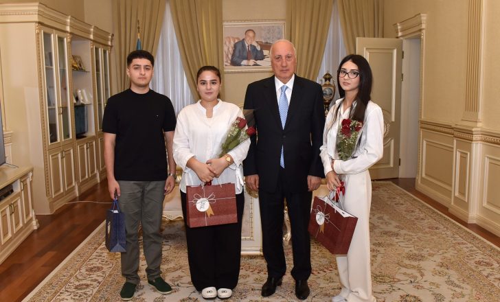 Zakir Fərəcov universitetə qəbul olan şəhid övladları ilə görüşüb