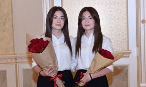Sumqayıtlı əkiz bacılardan möhtəşəm uğur – YÜKSƏK BALLA TİBB UNİVERSİTETİNƏ QƏBUL OLDULAR