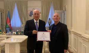 Zakir Fərəcov Sevindik Hüseynovu 80 illik yubileyi münasibətilə təbrik edib