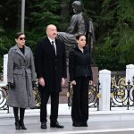 Prezident İlham Əliyev və Birinci xanım Mehriban Əliyeva Ümummilli Lider Heydər Əliyevin məzarını ziyarət ediblər