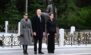 Prezident İlham Əliyev və Birinci xanım Mehriban Əliyeva Ümummilli Lider Heydər Əliyevin məzarını ziyarət ediblər