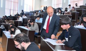 Əminağa Sadıqov imtahan prosesini izləyib