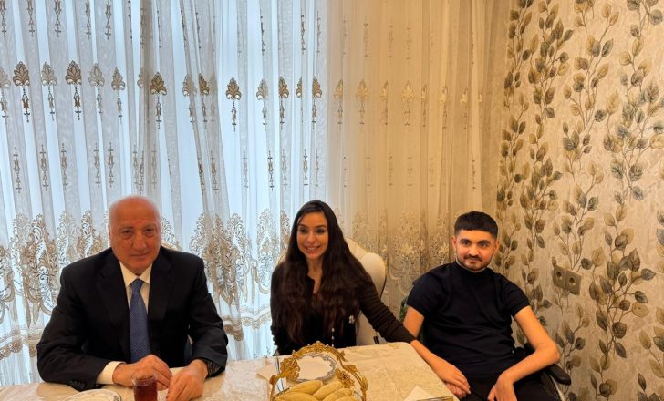 Leyla Əliyeva Vətən müharibəsi qazisi Rəvan Əzizovu evində ziyarət edib