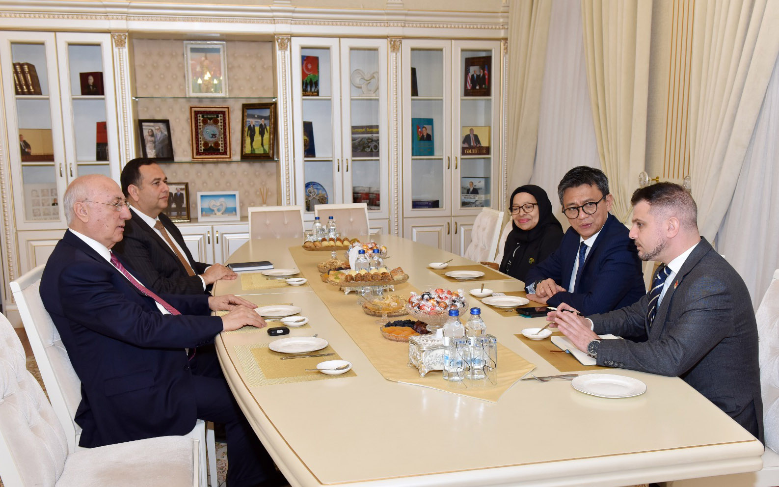 Zakir Fərəcov İndoneziyanın ölkəmizdəki səfiri ilə görüşüb